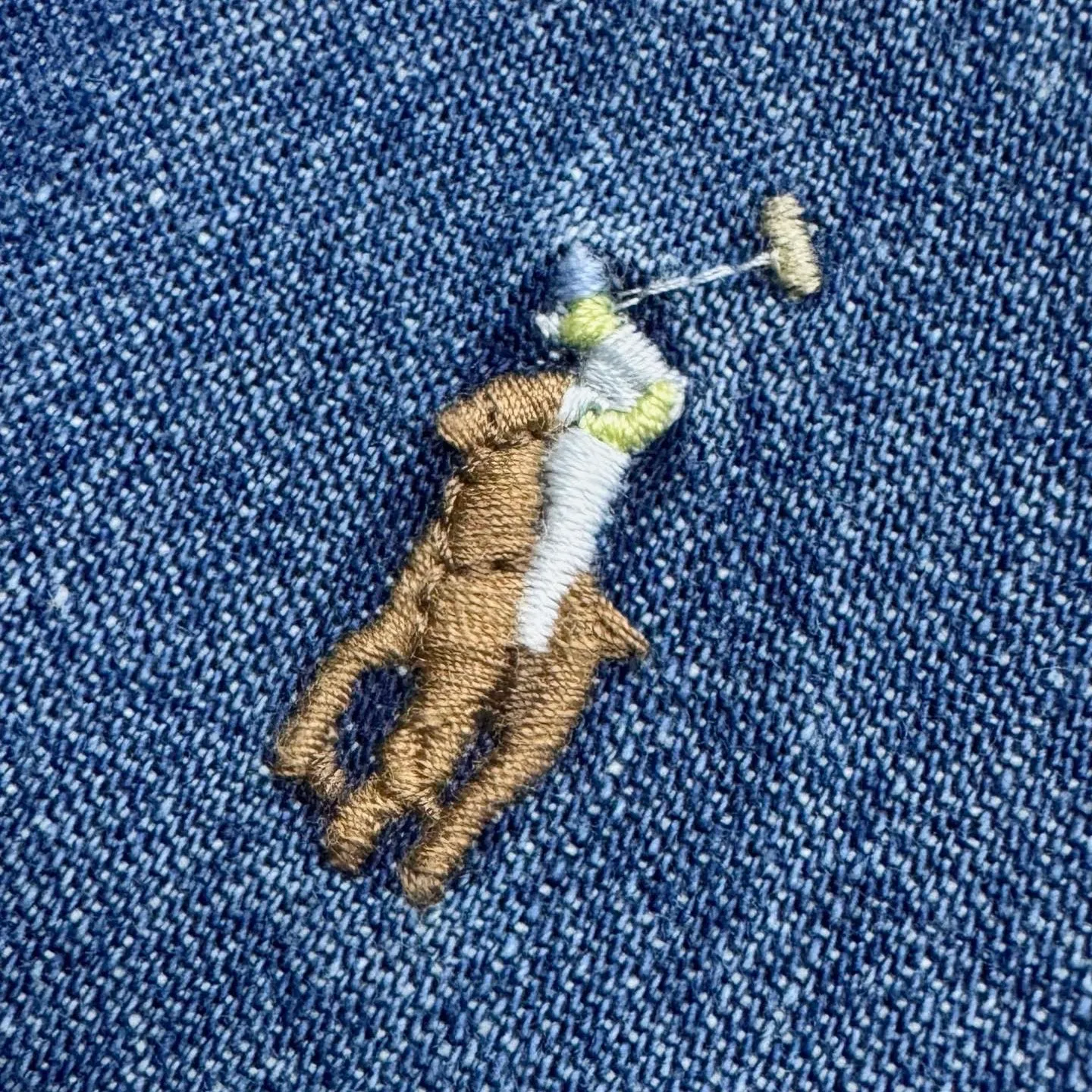 🅿️460 Ralph Lauren colorful pony embroidered denim shirt. The original product was purchased for 1,790 and developed. The fabric is made of custom-made thick-weave twill ring yarn denim. Soft and silky, comfortable and close to the skin. Mist indigo. A denim poem dyed with time. The exquisite colorful pony logo on the left chest jumps into indigo. It is highly recognizable. It has an atmosphere of freedom and vitality. Pure and agile color symphony. Deconstructed poetics of peak collar and placket. Create a lazy French atmosphere, even walking with a designed sense of calmness, using imported machine embroidery technology, using advanced computer control systems and precision mechanical components to realize colorful pony embroidery operations with high precision, smooth and delicate lines, using multiple horse + sand scrubbing and using high-pressure spray guns to rub specific parts to achieve a local gradient effect, and then use frosting technology to create a unique texture pattern. The workmanship is extremely complex and time-consuming, using the washing and frying process. It is preferred to choose a special desizing agent, and then the fabric is soaked in it to be evenly sized. After desizing, it is finally rinsed. The workmanship is extremely complicated and the loss is high. Size:S-M-L-XL